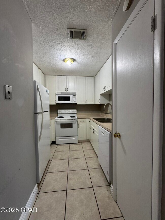 Building Photo - 2538 Johnson Dr