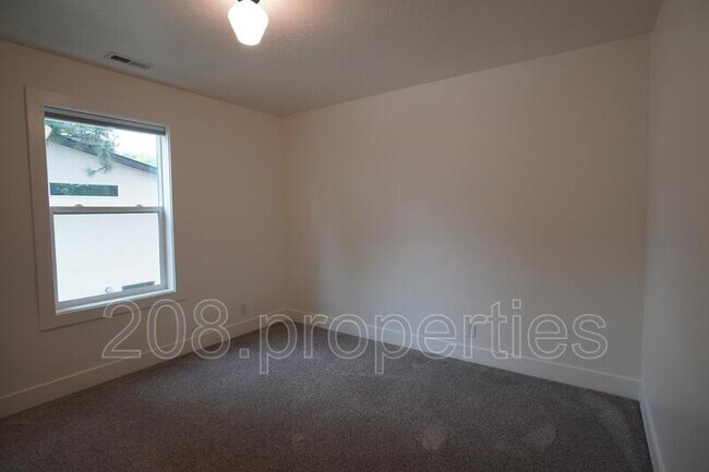 Building Photo - 4314 W Clark St
