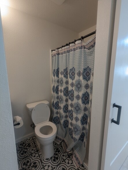 Bathroom - 1140 Arcade Blvd