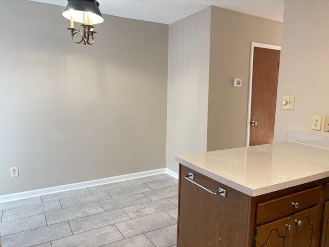 Building Photo - 2 Bedroom, 1.5 Bathroom Condo in High Point!