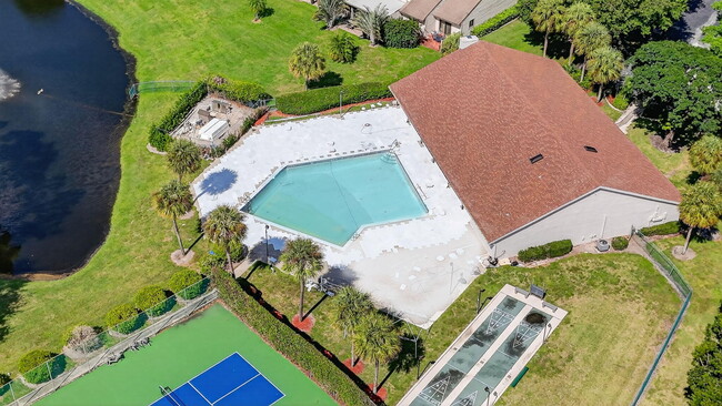 Building Photo - 708 Lago Rd