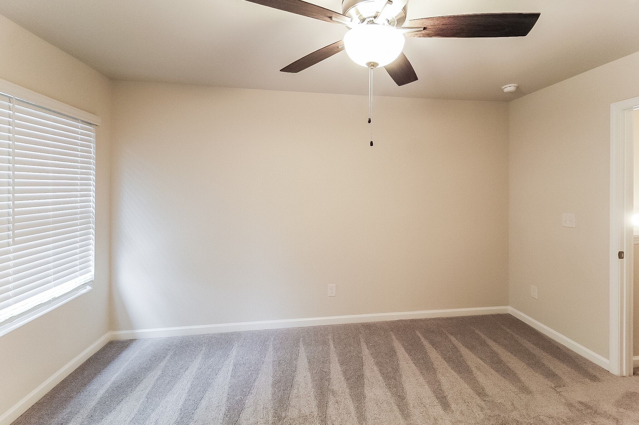 Building Photo - 2870 Saratoga Lake View