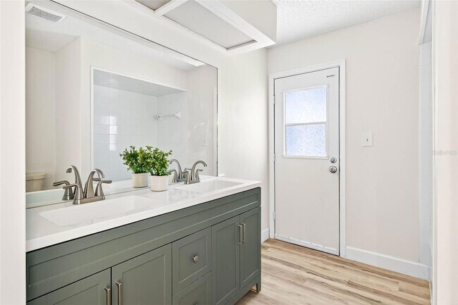 Building Photo - 14252 Trinity Rd