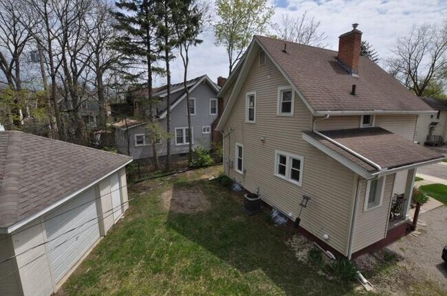 Building Photo - 921 Sylvan Ave