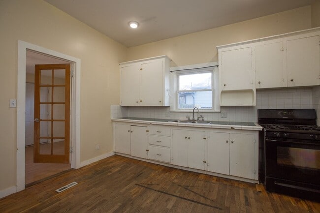 Building Photo - Charming Old Town Bungalow!