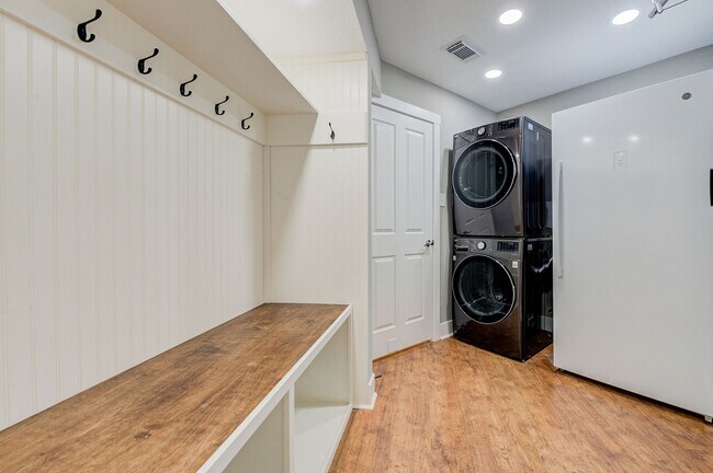 Building Photo - 5 Bed/ 3 Bath Two Story Home