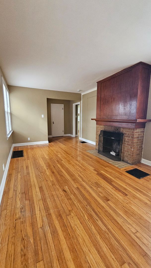 Building Photo - Great Location! Available NOW!