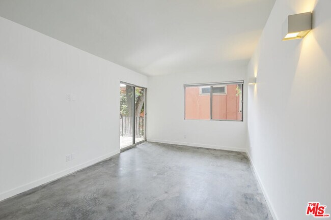 Building Photo - 305 San Vicente Blvd