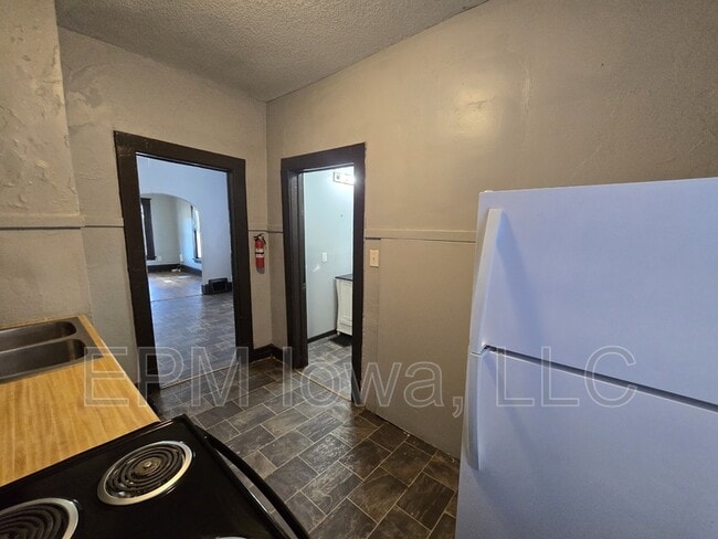 Building Photo - 208 Clay St