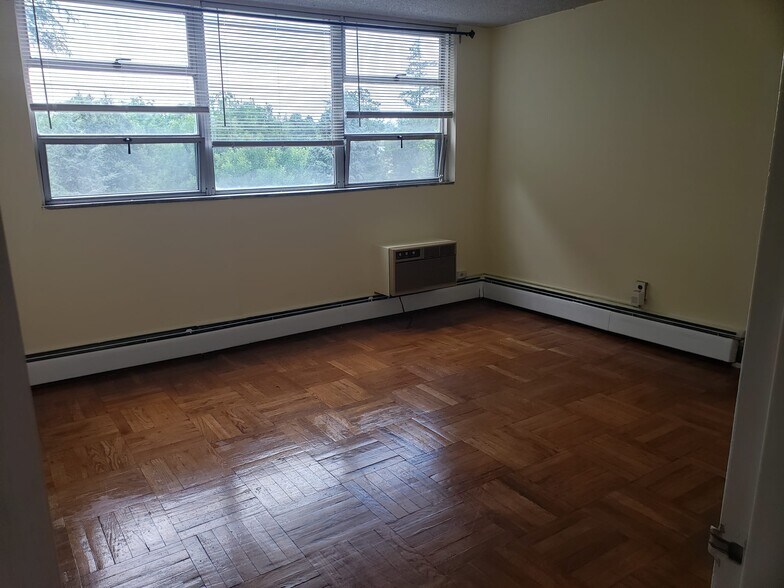 Bedroom - 1030 E Lancaster Ave
