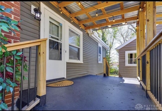 Building Photo - 206 E Worley Ave