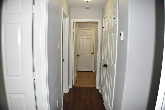 Building Photo - 2602 Lexington Park Dr