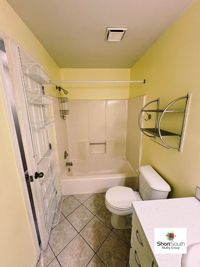 Building Photo - Updated 3 bed 1 bath Condo in Jenison