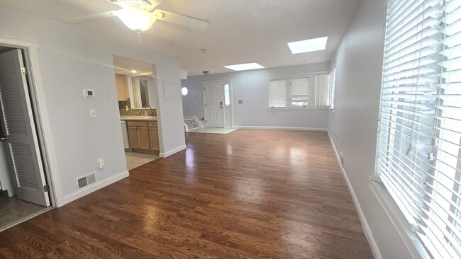 Building Photo - 2 Bedroom 2 Bathroom Townhome