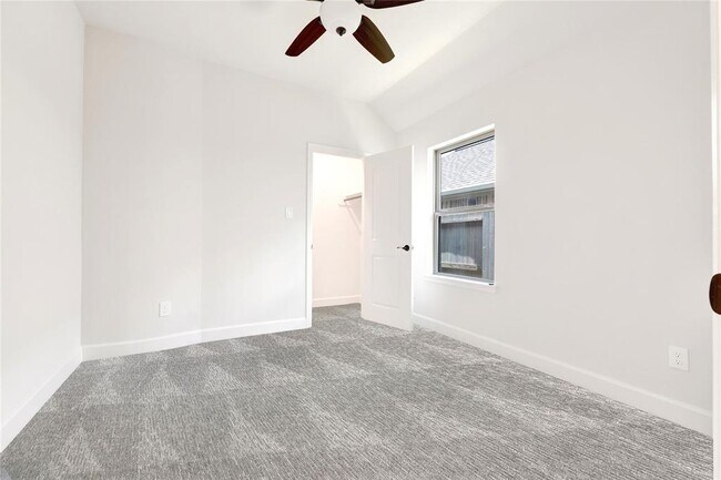 Building Photo - 2511 Summer Peach St