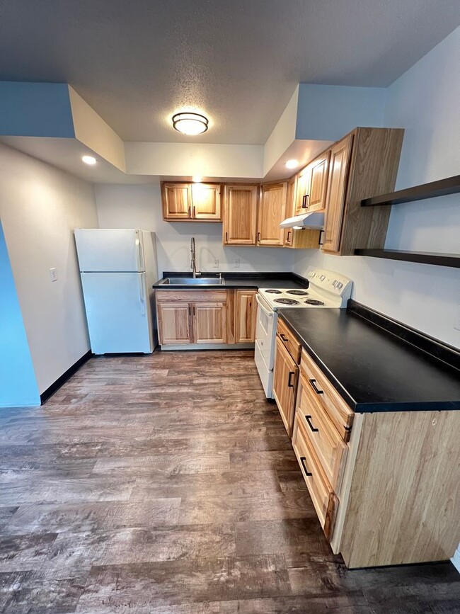 Building Photo - Renovated 2 Bedroom Apartment - AVAILABLE AUGUST!