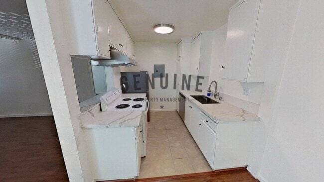 Building Photo - Upstairs 1 Bedroom in Desirable Macarthur Village ~ Community Pool and Tennis Courts