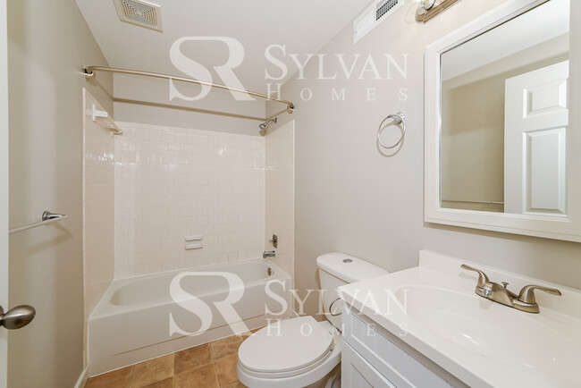 Building Photo - Your dream home awaits
