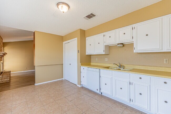 Building Photo - 4414 Valleybrook