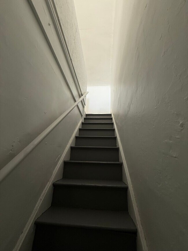 Building Photo - Large Home for family