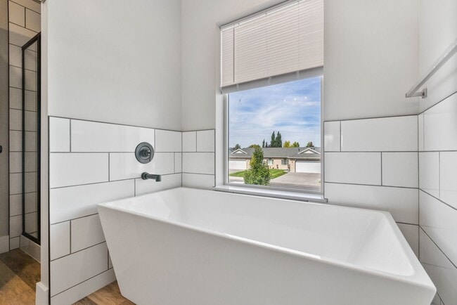 Building Photo - Awesome end unit 3 Bed 2.5 Bath townhome i...