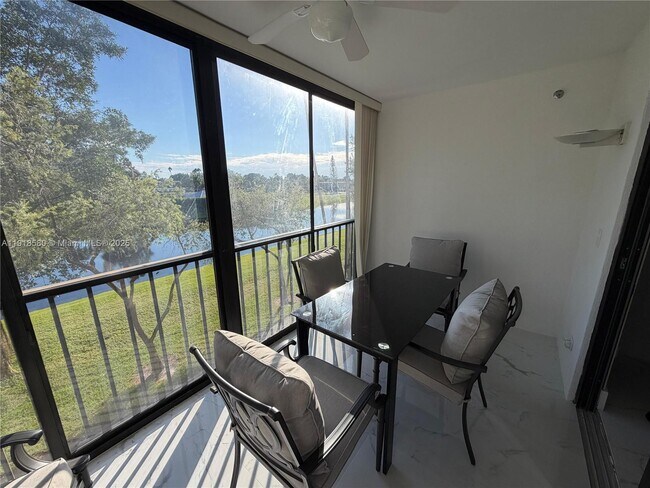 Building Photo - 7290 Kinghurst Dr