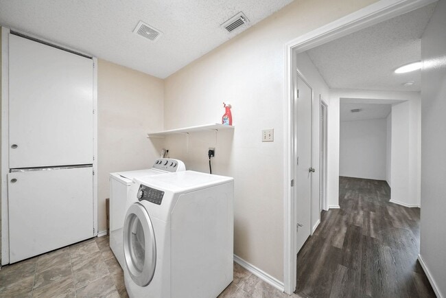 Building Photo - 3 Bedroom and 2 Bathroom located  in Brentfield Subdivision