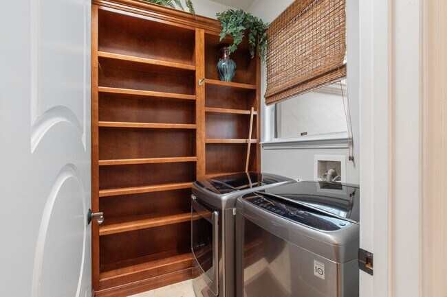 Building Photo - Luxury Rental Available