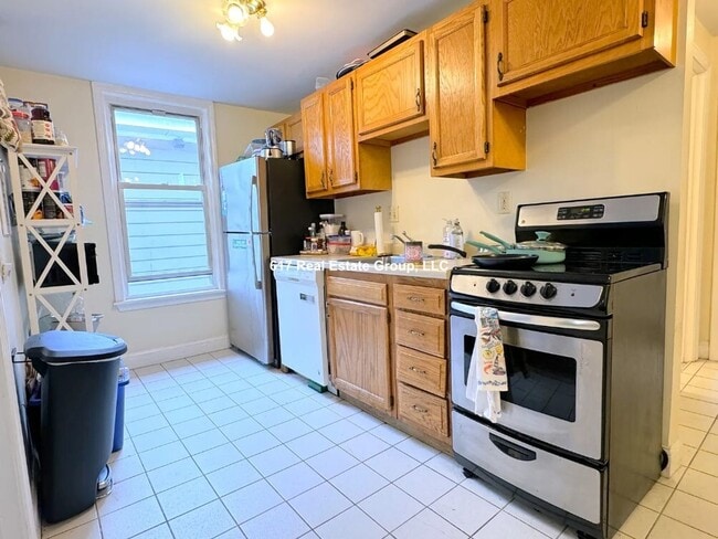 Building Photo - Large 4 bed 2 bath in a prime location in Coolidge Corner.