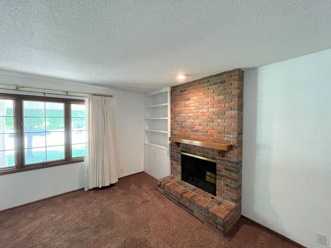 Building Photo - Comfortable 3 Bedroom 2 Bath House in Beau...