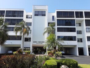 Building Photo - Seasonal/short term ONLY  Nicely renovated 2/2 condo across the street from LIDO BEACH!