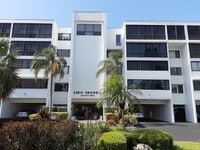 Building Photo - Seasonal/short term ONLY  Nicely renovated 2/2 condo across the street from LIDO BEACH!