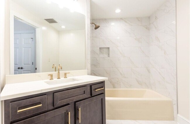 Building Photo - Modern Downtown Memphis Condo with Prime Location
