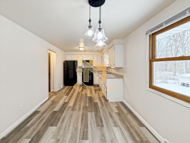 Building Photo - Central Air! 3 Bed 1 Bath Duplex