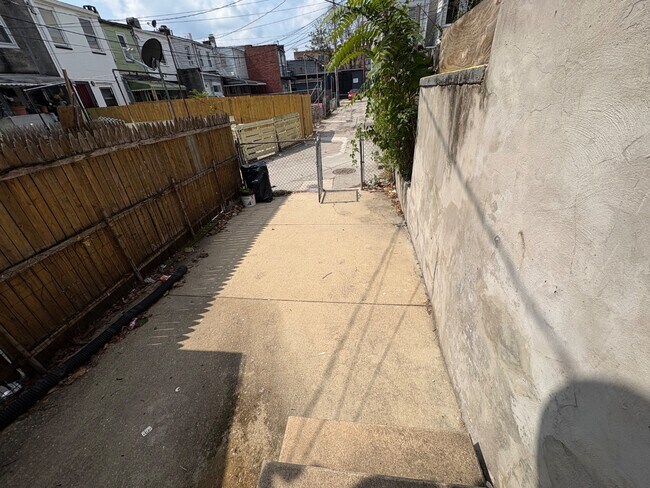 Building Photo - 428 S Gilmor St