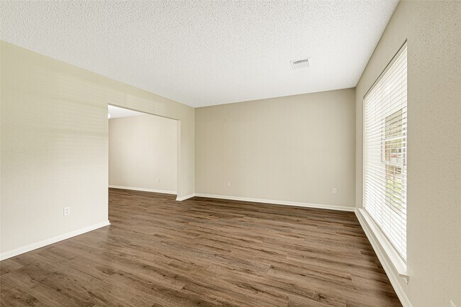 Building Photo - 4010 Spring Garden Dr