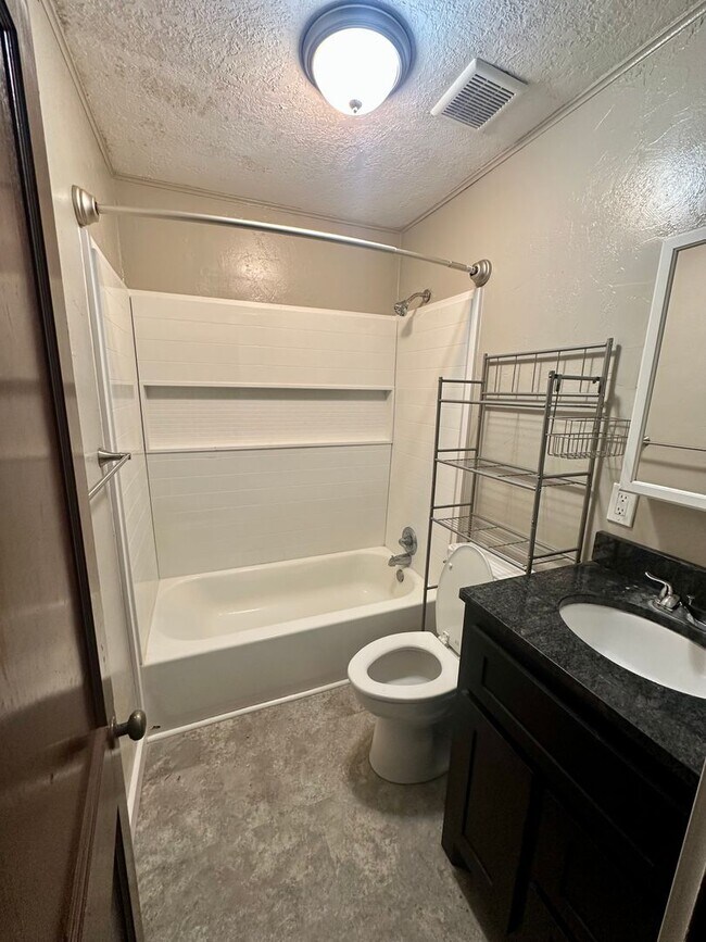 Building Photo - 3 bed 1 bath country house