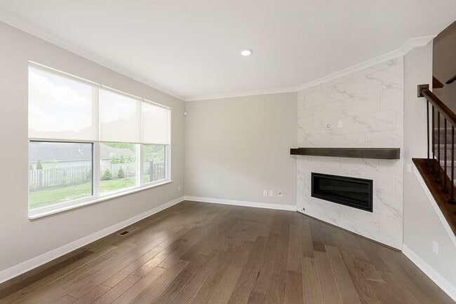 Building Photo - Gorgeous 3 Bedroom 2 Full/2 Half Bath Town...
