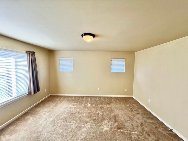 Building Photo - MOVE IN READY: 4bd 2.5ba 2,086 sq ft