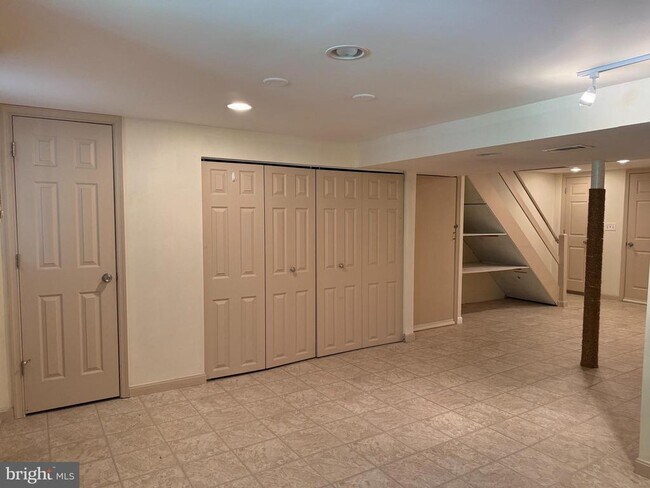Building Photo - 1049 Winsford Rd