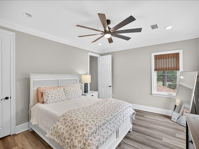 Building Photo - 3161 Club Dr