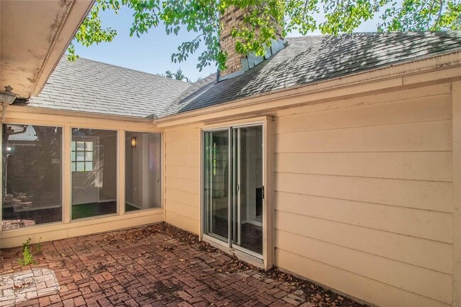 Building Photo - Amazing 2 Bed, 1.5 Bath- Half of Duplex Av...