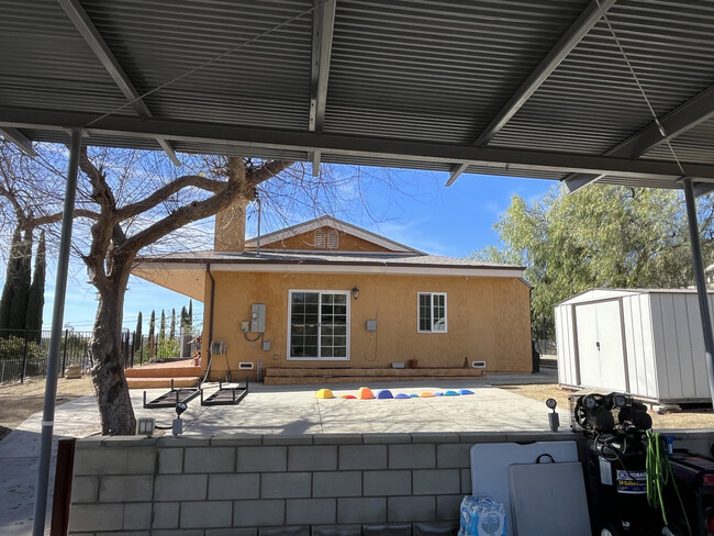 Outdoor patio space - 11117 Hadler Dr