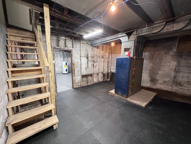 Building Photo - Updated 4BR 1.5 bath home with rear parking!