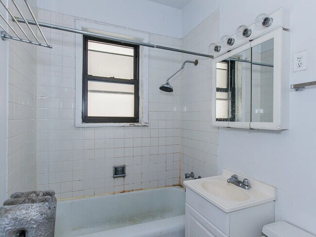 Building Photo - 520 W Diversey Pkwy