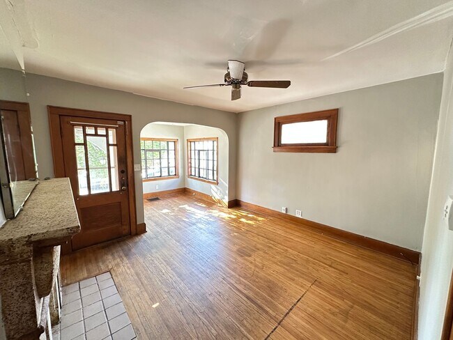 Building Photo - S Washington Ave 1041-1043 MLR