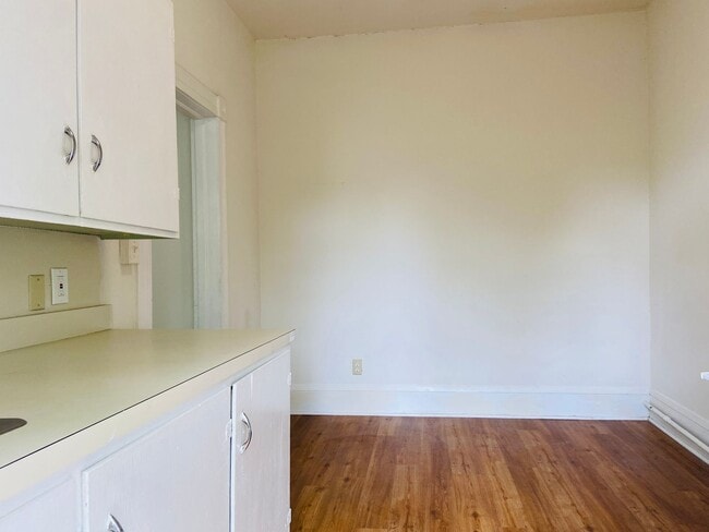Building Photo - 1 Bedroom, 1 Bathroom Apartment in Greensboro!