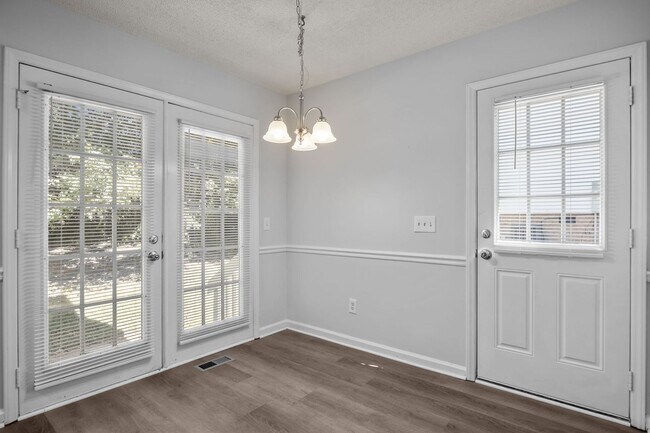 Building Photo - Spacious 3 Bedroom Home, LVP Floors, Updated Kitchen, New Cabinets, Granite, SS Appliances, Pet F...