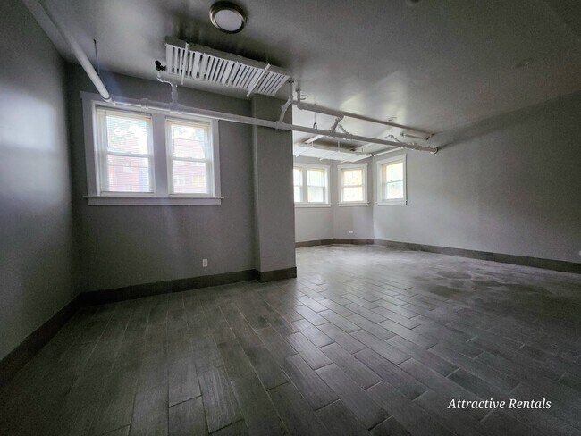 Building Photo - 658 E 81st St