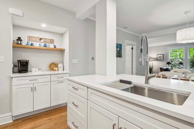 Building Photo - 2429 Central St